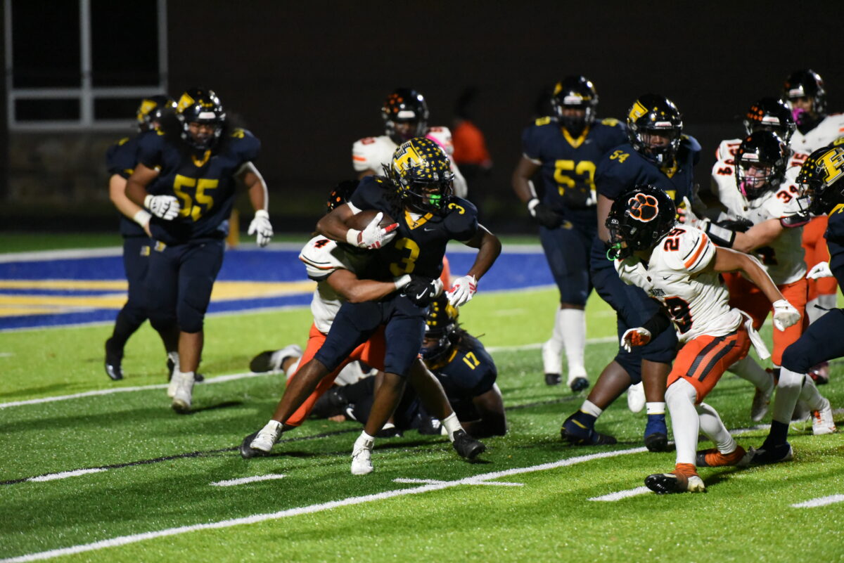 Farrell Shuts Down Sharon 30-7 In Steel Bowl Victory