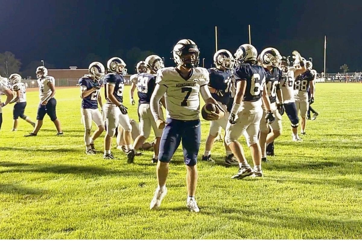 Mounties stun Penns Valley with last minute TD for the win