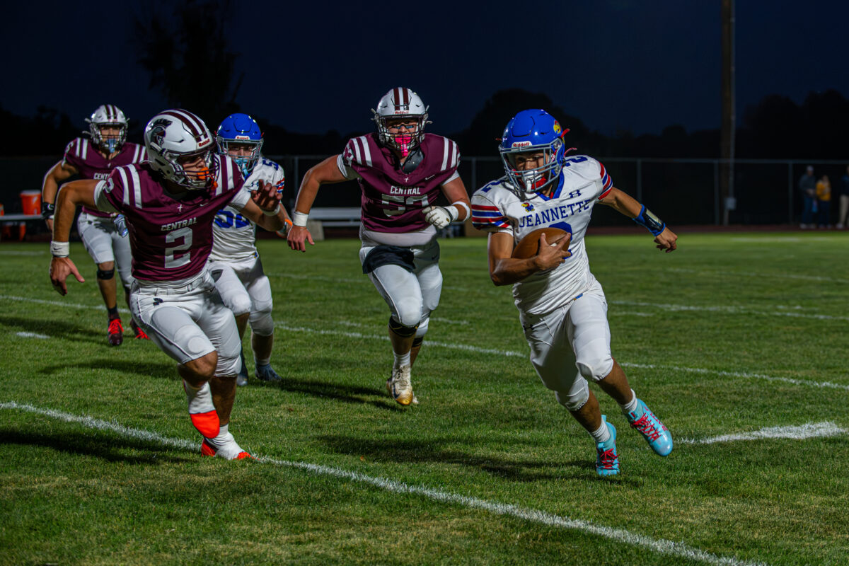 Jeannette reaches 800 wins with 24-7 win at GCC | Photo Gallery